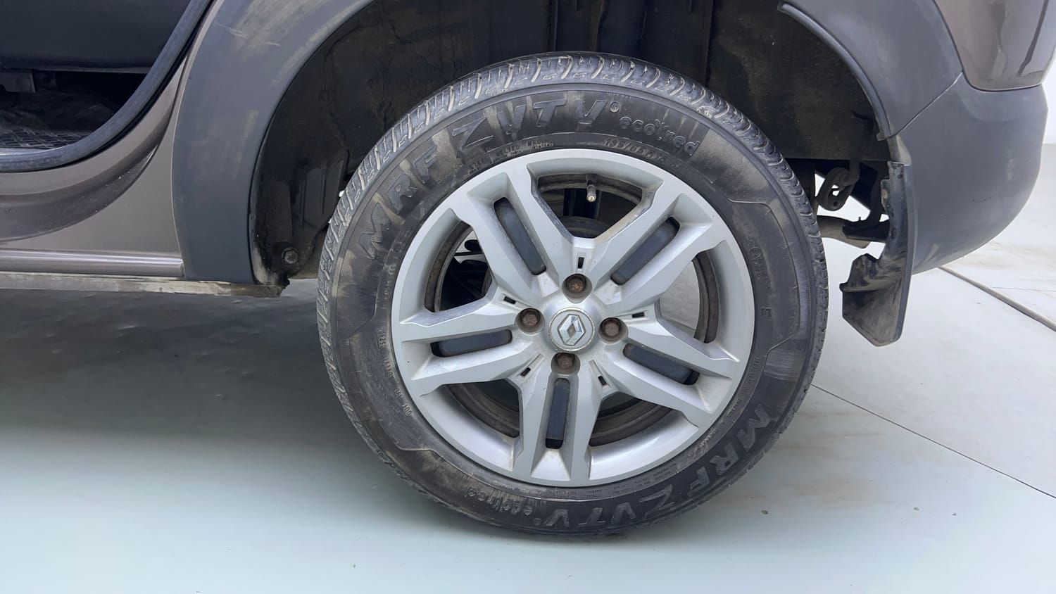 Used 2024 Renault Triber RXZ EASY-R AMT Petrol Automatic tyres LEFT REAR TYRE RIM VIEW