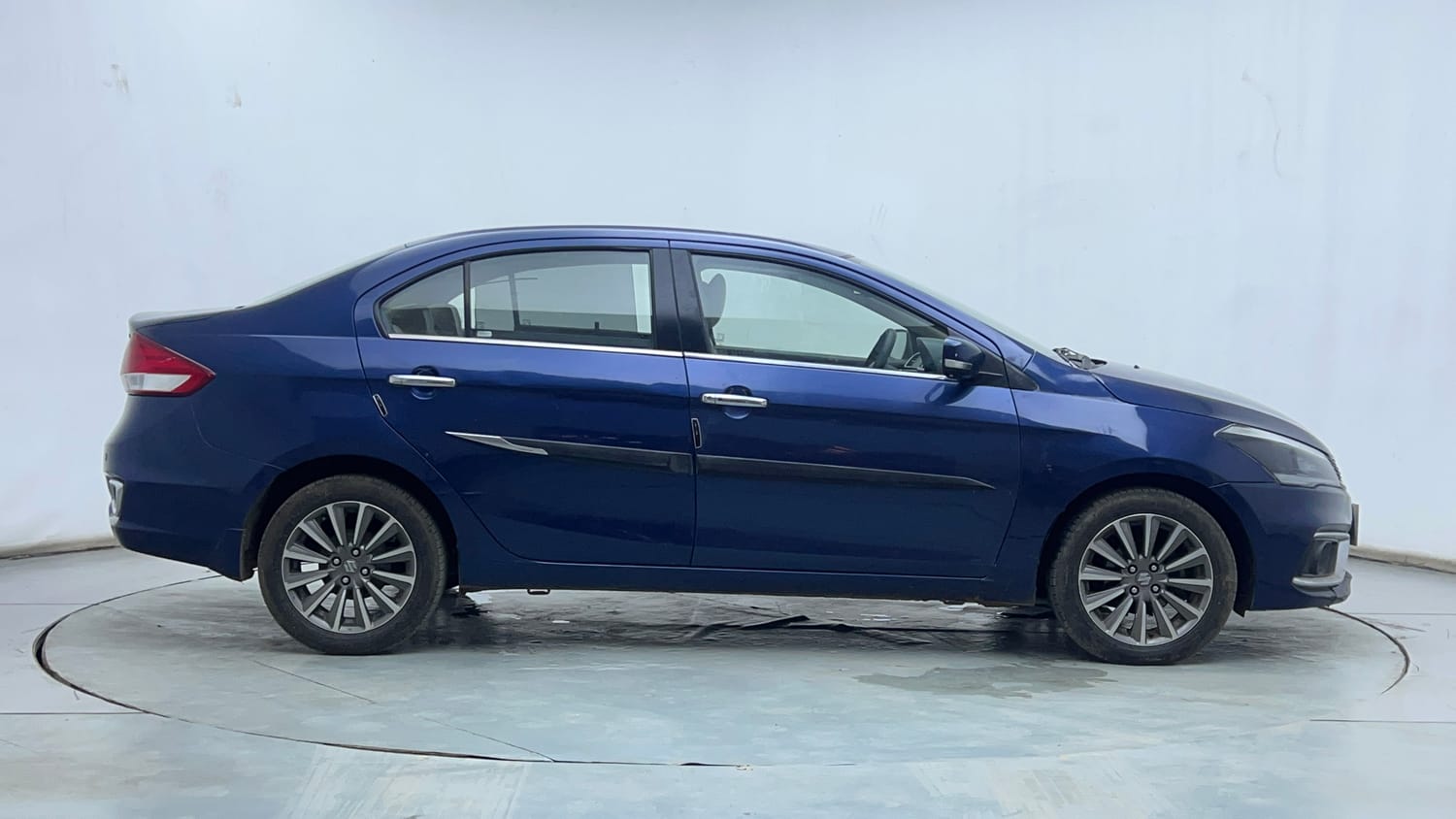 Used 2019 Maruti Suzuki Ciaz Alpha Hybrid 1.5 AT Petrol Automatic exterior RIGHT SIDE VIEW