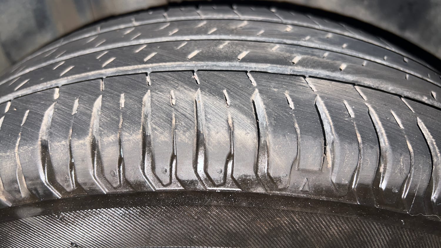 Used 2025 Maruti Suzuki Swift ZXi Plus Dual Tone AMT Petrol Automatic tyres RIGHT REAR TYRE TREAD VIEW