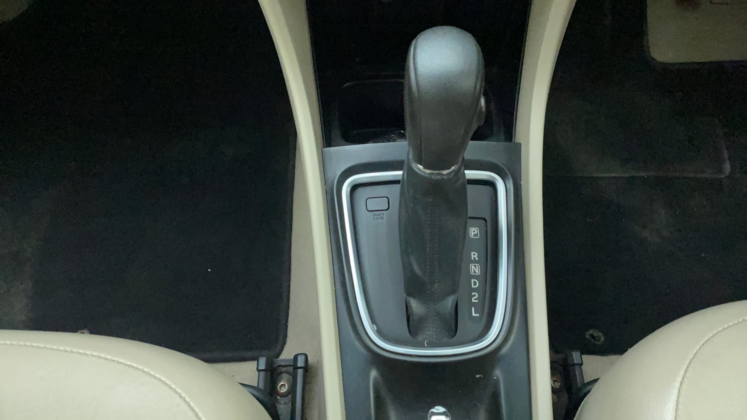 Used 2017 Maruti Suzuki Ciaz Alpha 1.4 AT Petrol Automatic interior GEAR  KNOB VIEW