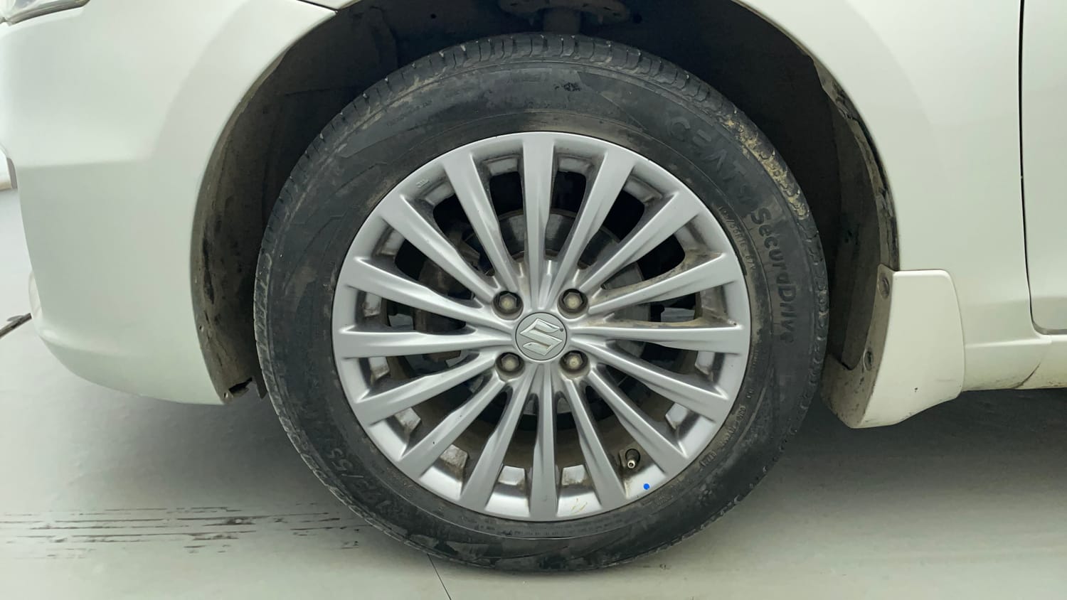 Used 2017 Maruti Suzuki Ciaz Alpha 1.4 AT Petrol Automatic tyres LEFT FRONT TYRE RIM VIEW