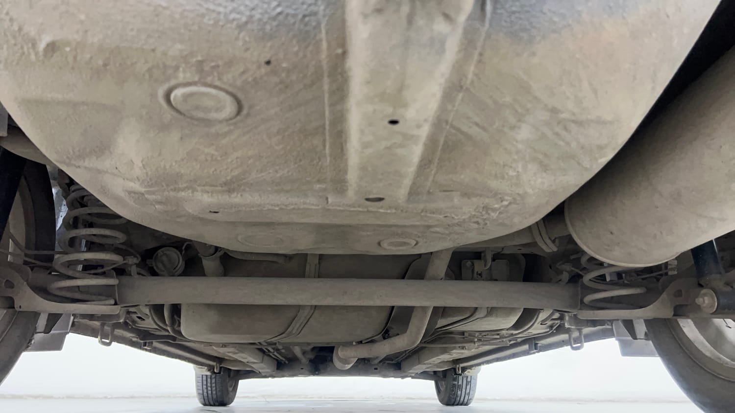 Used 2015 Maruti Suzuki Ciaz ZXi  AT Petrol Automatic extra REAR UNDERBODY VIEW (TAKEN FROM REAR)