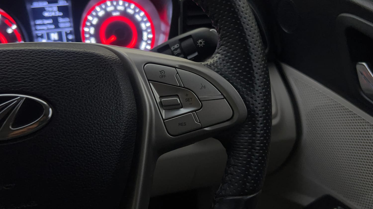 Used 2022 Mahindra XUV 300 W8 (O) 1.2 Petrol Petrol Manual top_features Cruise control