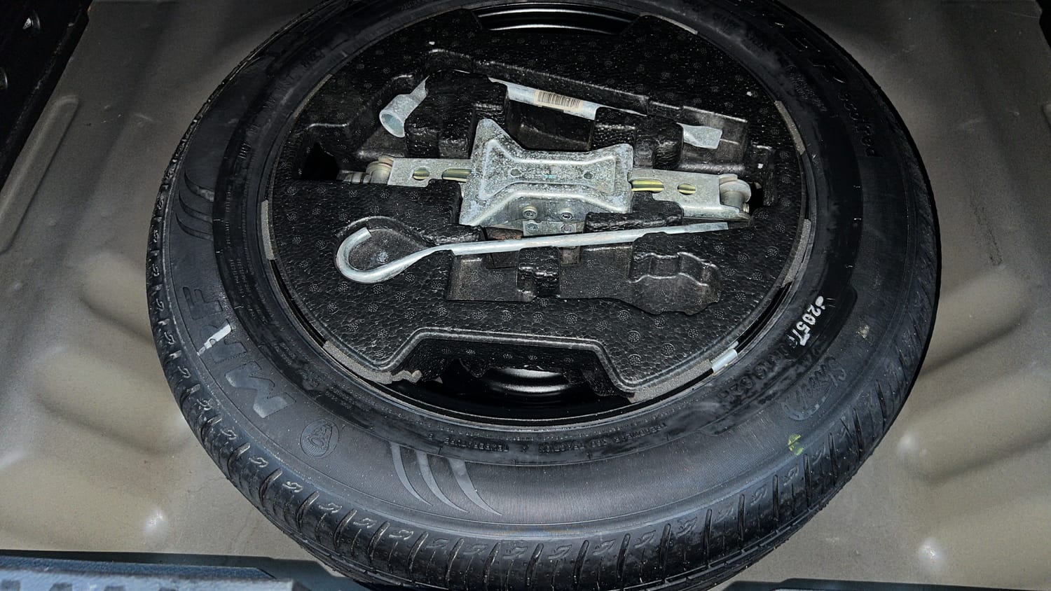 Used 2022 maruti-suzuki Vitara Brezza VXi Petrol Manual tyres SPARE TYRE VIEW