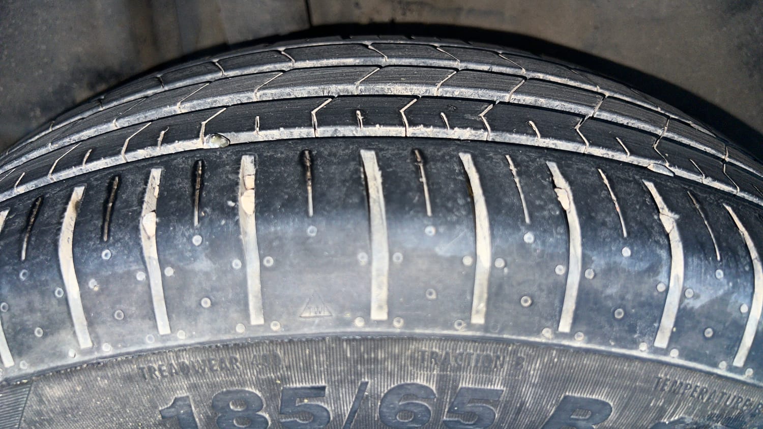Used 2018 Maruti Suzuki Swift ZXi AMT Petrol Automatic tyres RIGHT REAR TYRE TREAD VIEW