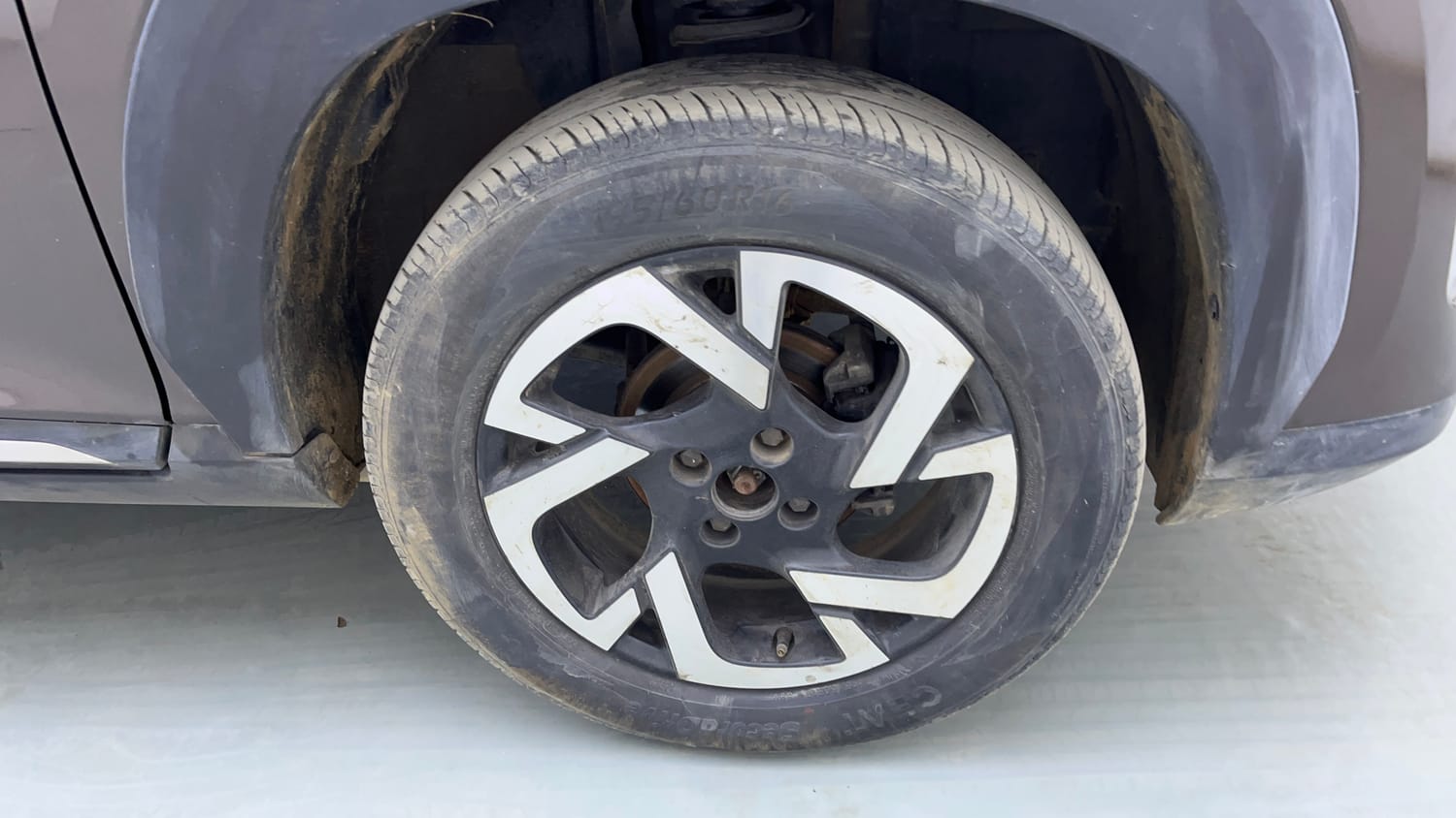 Used 2023 Nissan Magnite XV Petrol Manual tyres RIGHT FRONT TYRE RIM VIEW