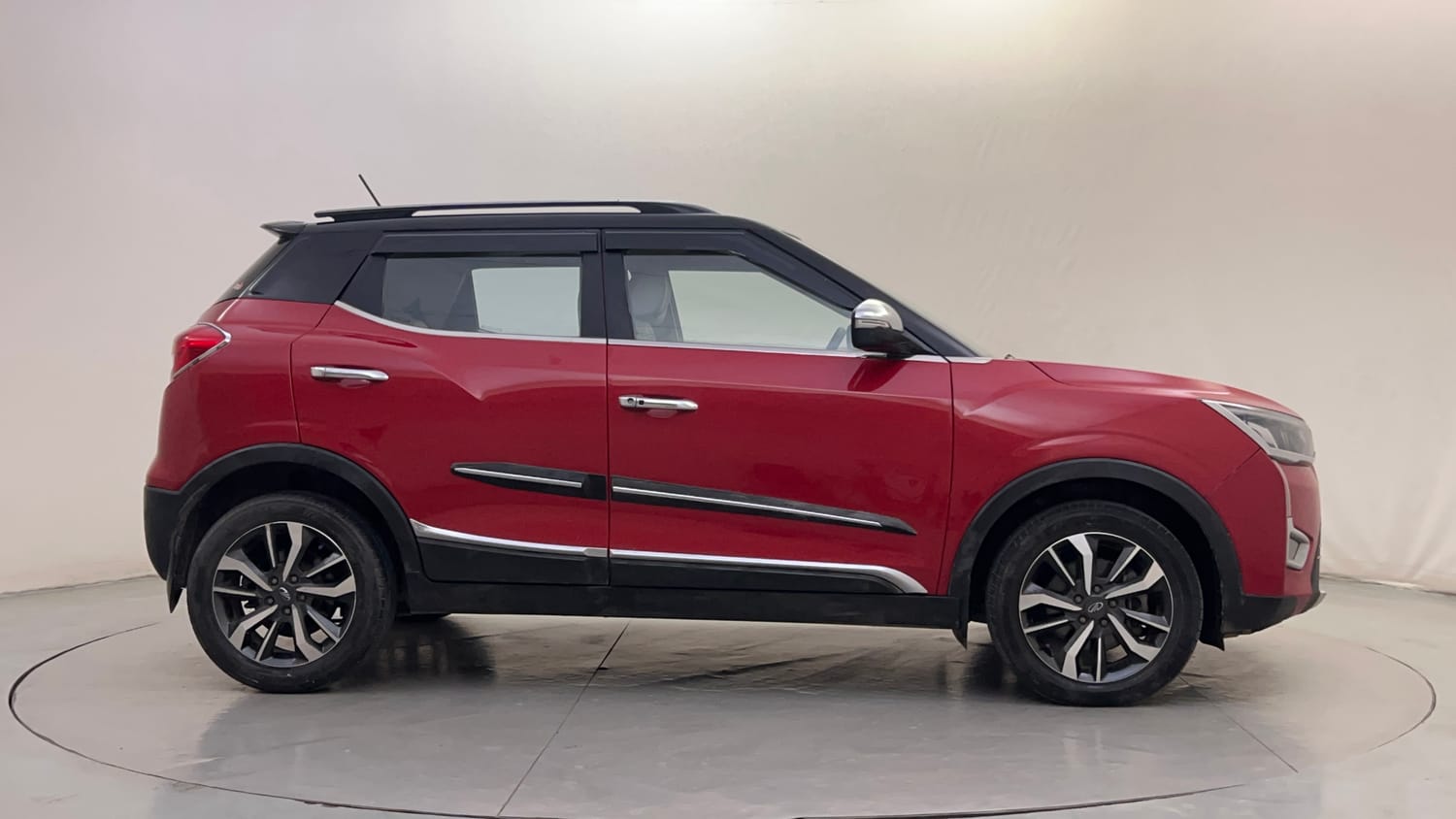 Used 2021 Mahindra XUV 300 W8 (O) 1.5 Diesel AMT Dual Tone Diesel Automatic exterior RIGHT SIDE VIEW