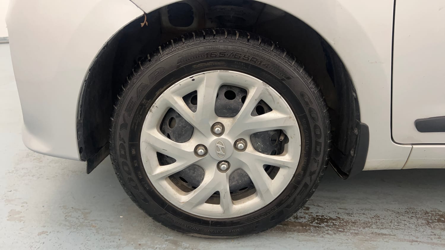 Used 2018 Hyundai Grand i10 Magna 1.2 Kappa VTVT Petrol Manual tyres LEFT FRONT TYRE RIM VIEW