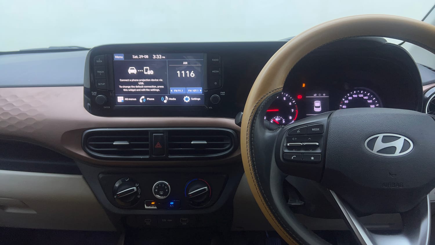 Used 2024 Hyundai Aura SX 1.2 CNG Cng Manual top_features Touch screen infotainment system
