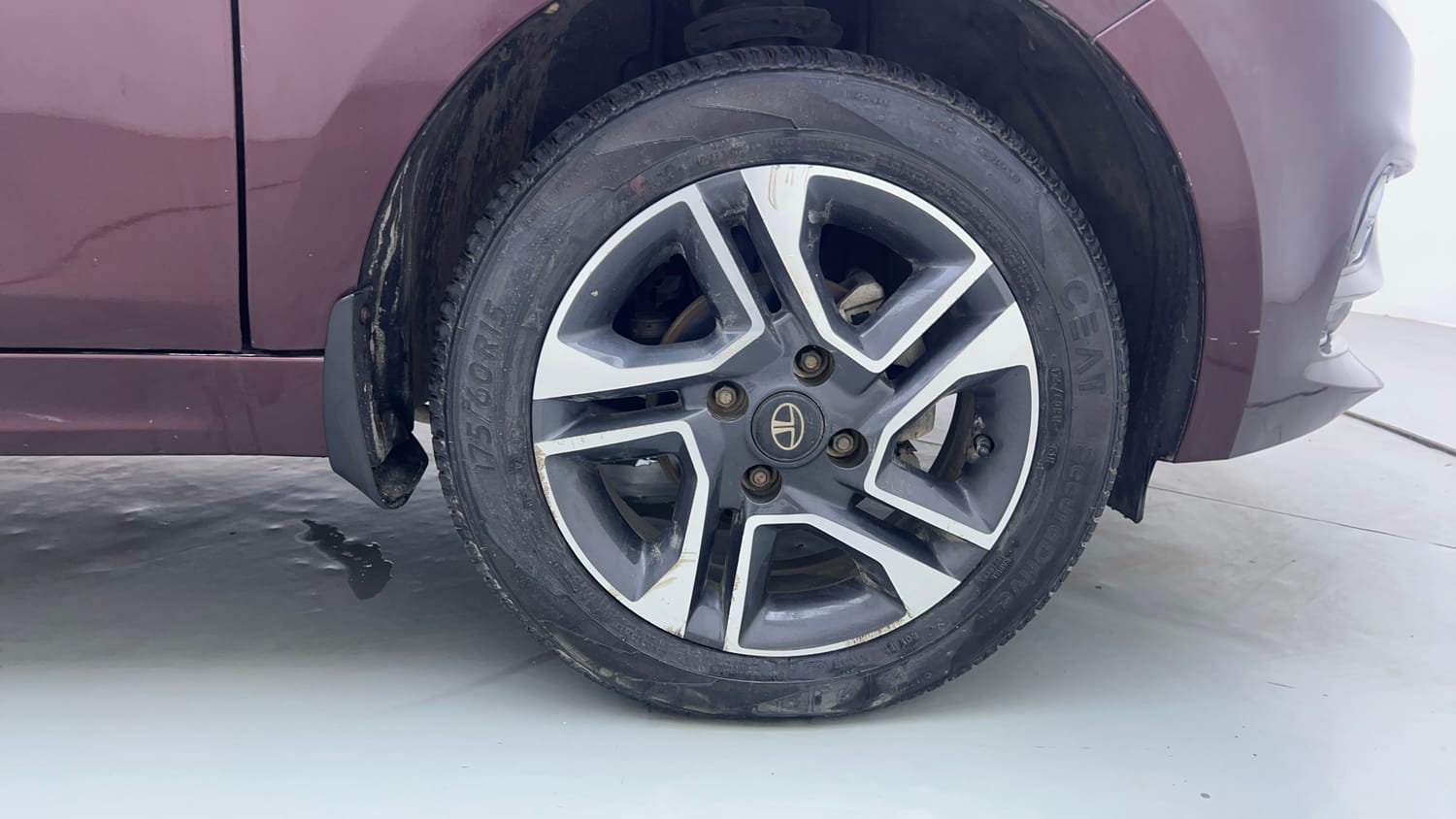 Used 2022 Tata Tigor XZA Plus Petrol Automatic tyres RIGHT FRONT TYRE RIM VIEW