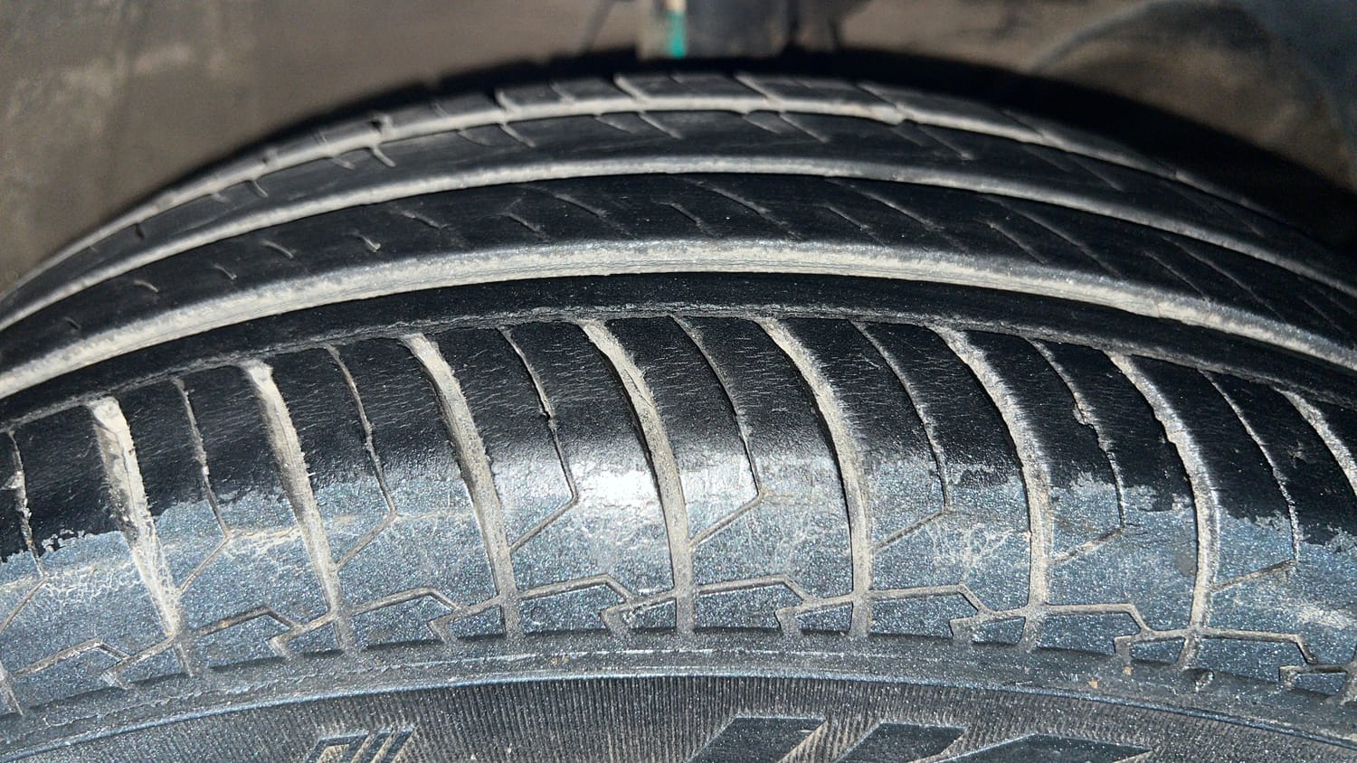 Used 2023 Maruti Suzuki Swift VXi Petrol Manual tyres RIGHT FRONT TYRE TREAD VIEW