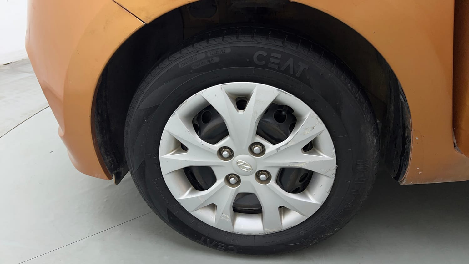 Used 2014 null Petrol Manual tyres LEFT FRONT TYRE RIM VIEW