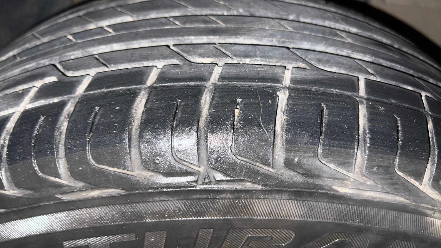 Used 2022 Tata Nexon XZA Plus (Premium) Petrol Automatic tyres RIGHT FRONT TYRE TREAD VIEW