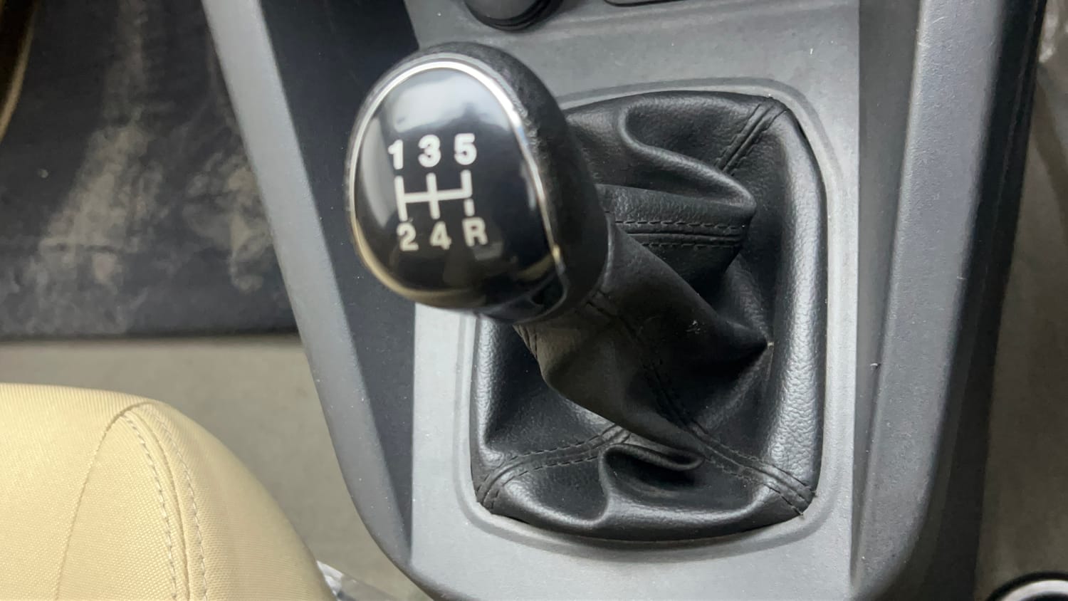 Used 2018 Ford Figo Aspire Titanium 1.2 Ti-VCT Petrol Manual interior GEAR  KNOB VIEW