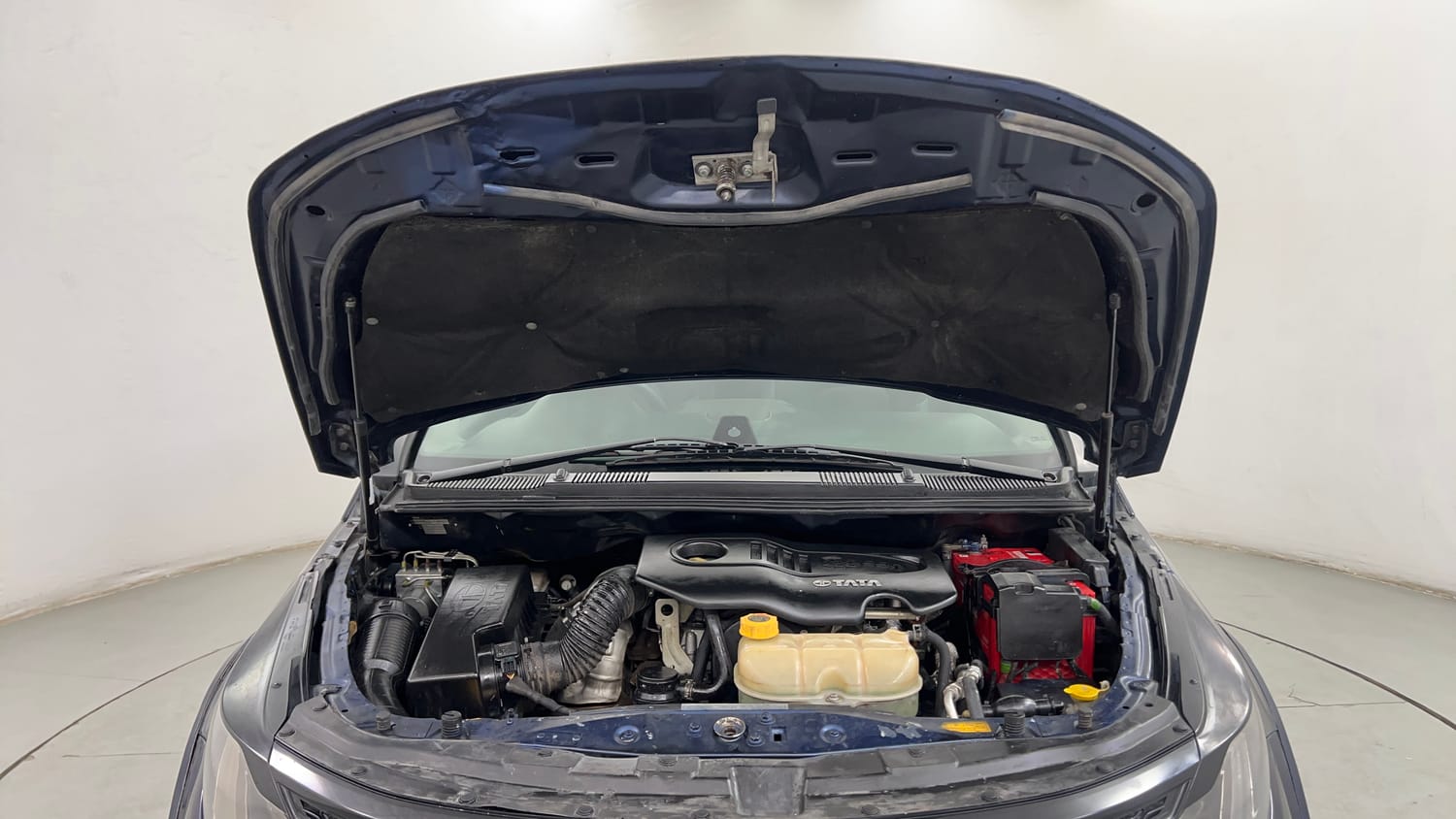 Used 2018 Tata Hexa XT 4x2 7 STR Diesel Manual engine ENGINE & BONNET OPEN FRONT VIEW