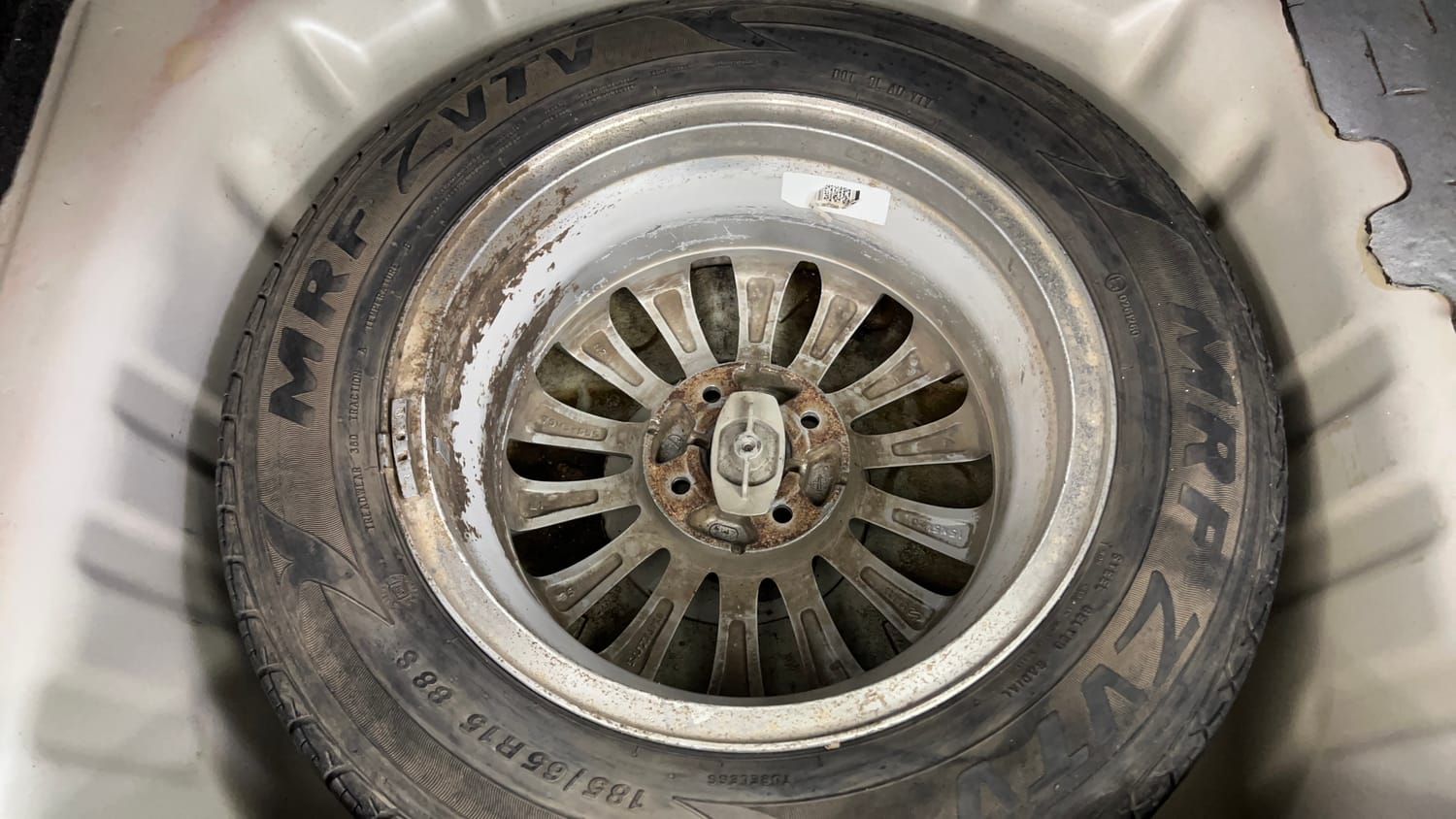 Used 2015 Maruti Suzuki Ciaz ZXi  AT Petrol Automatic tyres SPARE TYRE VIEW