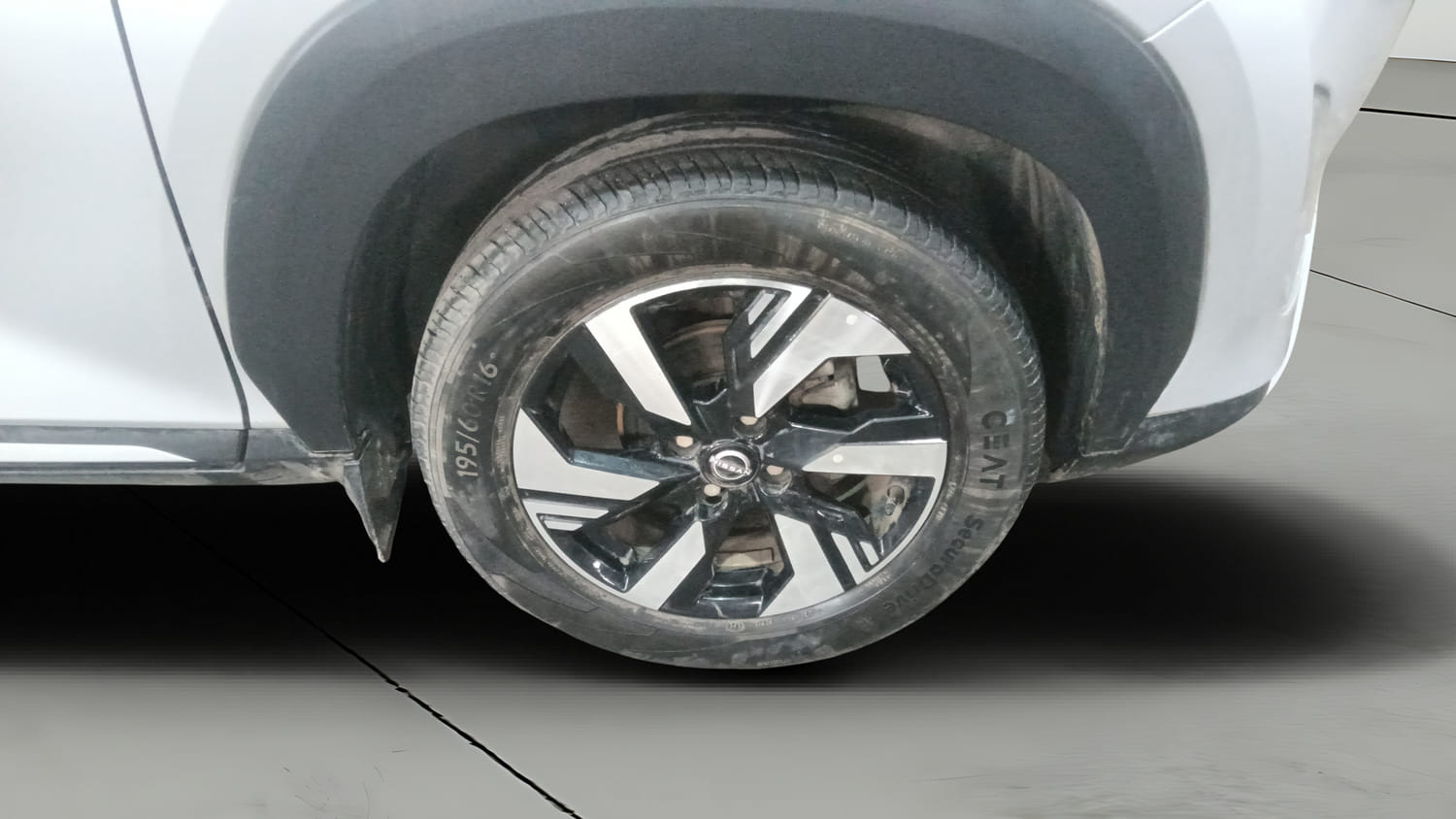 Used 2025 Nissan Magnite Tekna B4D 1.0 Petrol MT Petrol Manual tyres RIGHT FRONT TYRE RIM VIEW