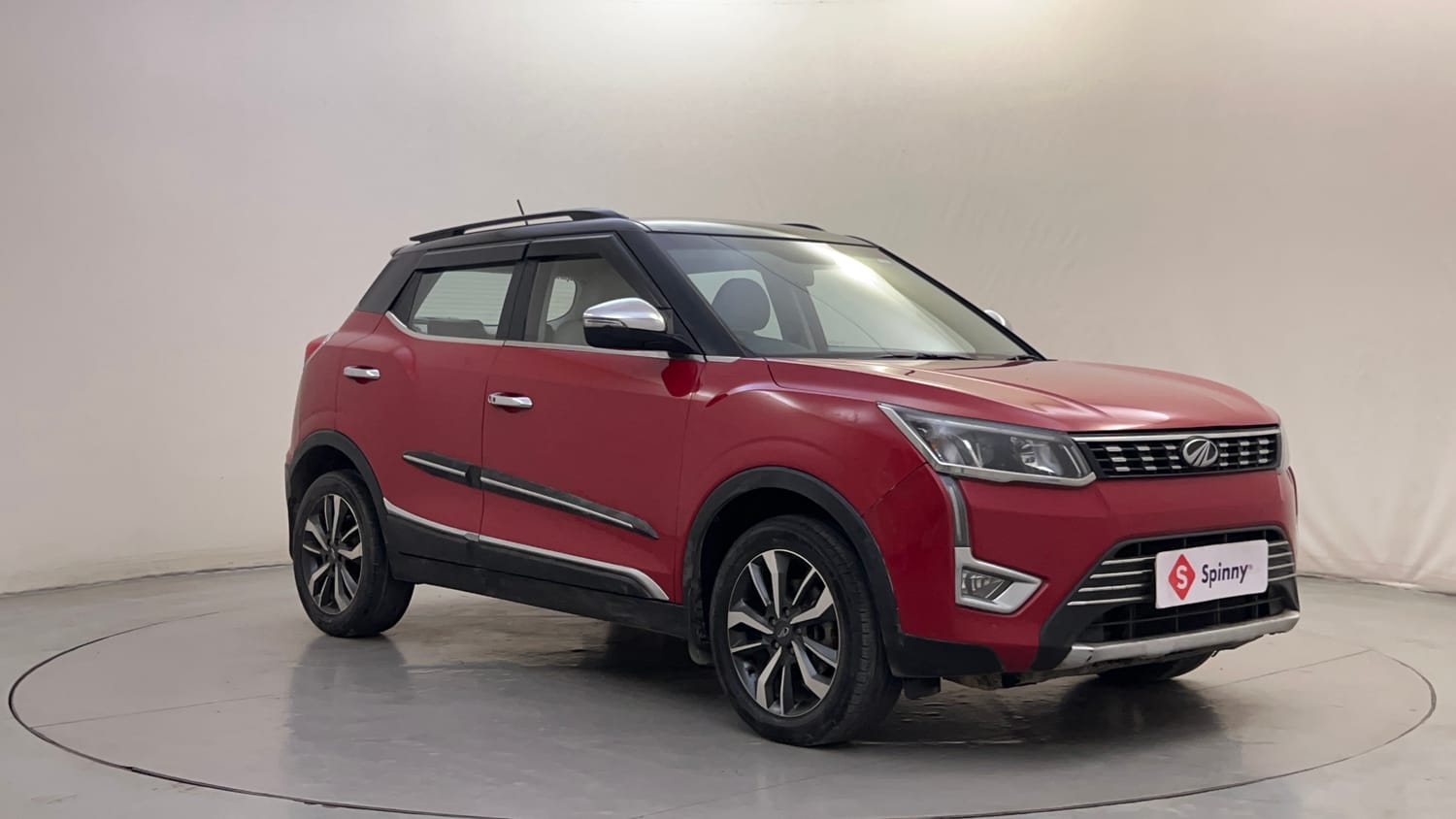 Used 2021 Mahindra XUV 300 W8 (O) 1.5 Diesel AMT Dual Tone Diesel Automatic exterior RIGHT FRONT CORNER VIEW