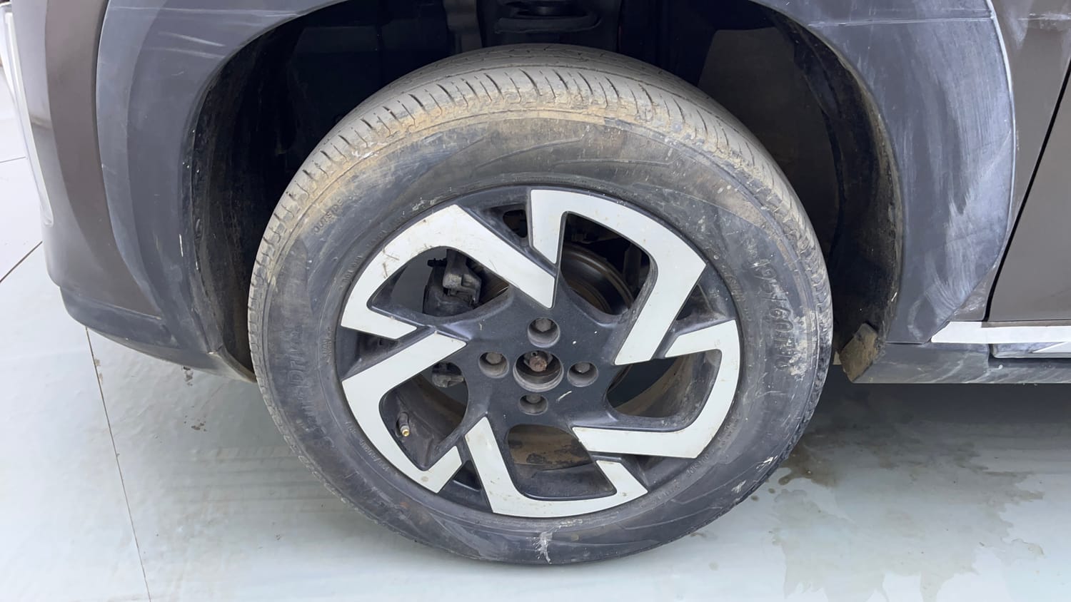Used 2023 Nissan Magnite XV Petrol Manual tyres LEFT FRONT TYRE RIM VIEW