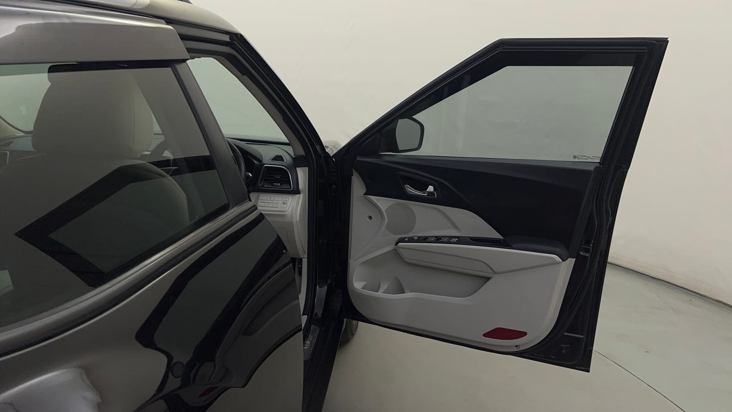Used 2022 Mahindra XUV 300 W8 (O) 1.2 Petrol Petrol Manual interior RIGHT FRONT DOOR OPEN VIEW
