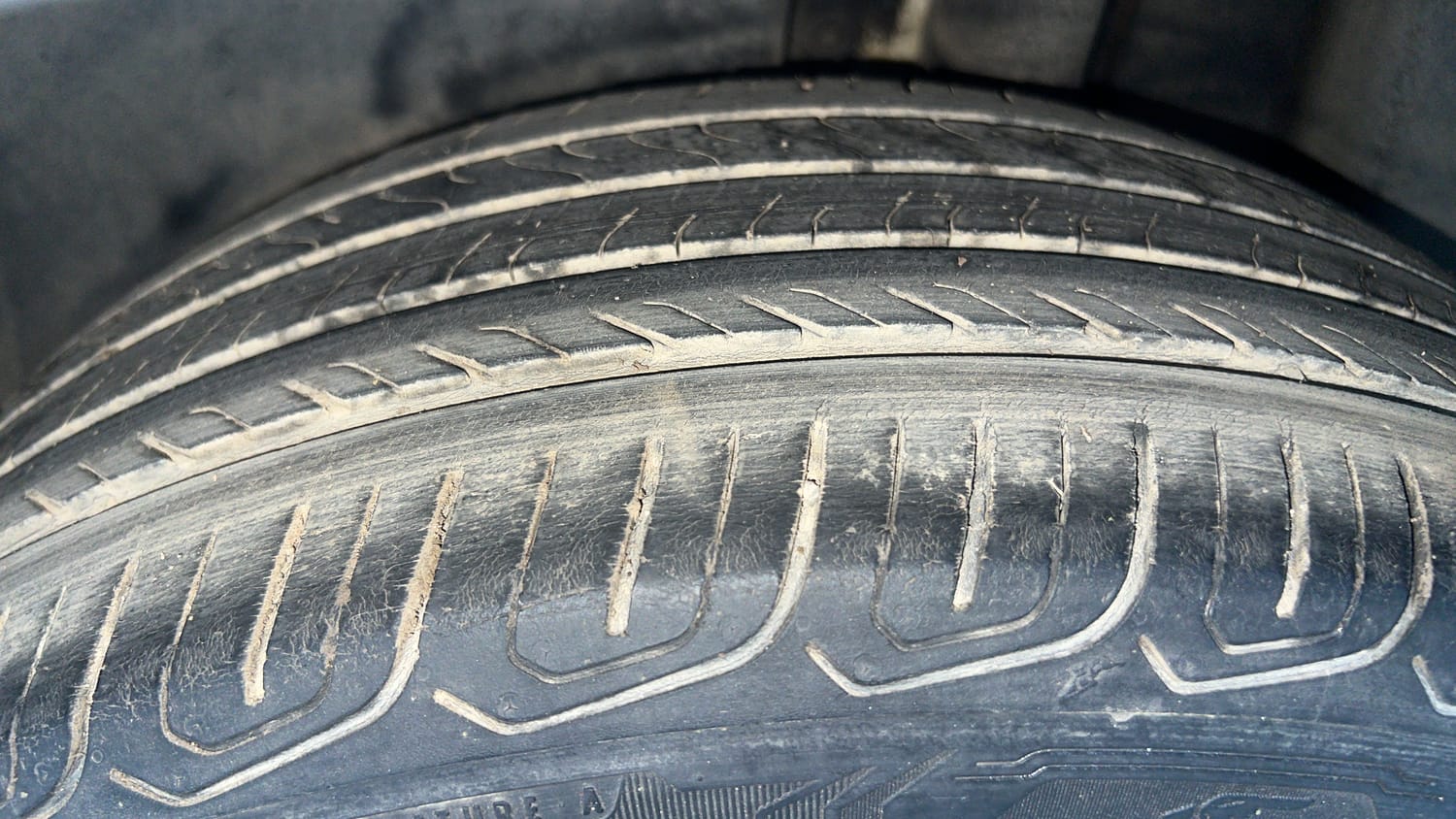 Used 2022 Volkswagen Taigun Topline 1.0 TSI MT Petrol Manual tyres LEFT REAR TYRE TREAD VIEW