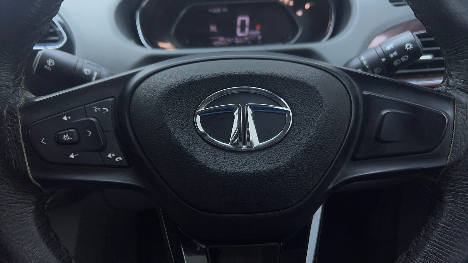 Used 2022 Tata Tigor XZA Plus Petrol Automatic top_features Airbags