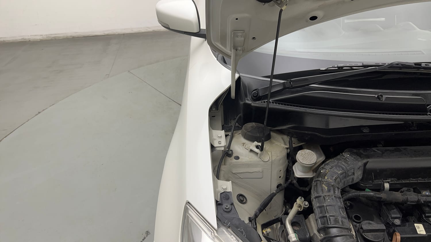 Used 2023 Maruti Suzuki Swift VXi Petrol Manual engine ENGINE RIGHT SIDE HINGE & APRON VIEW