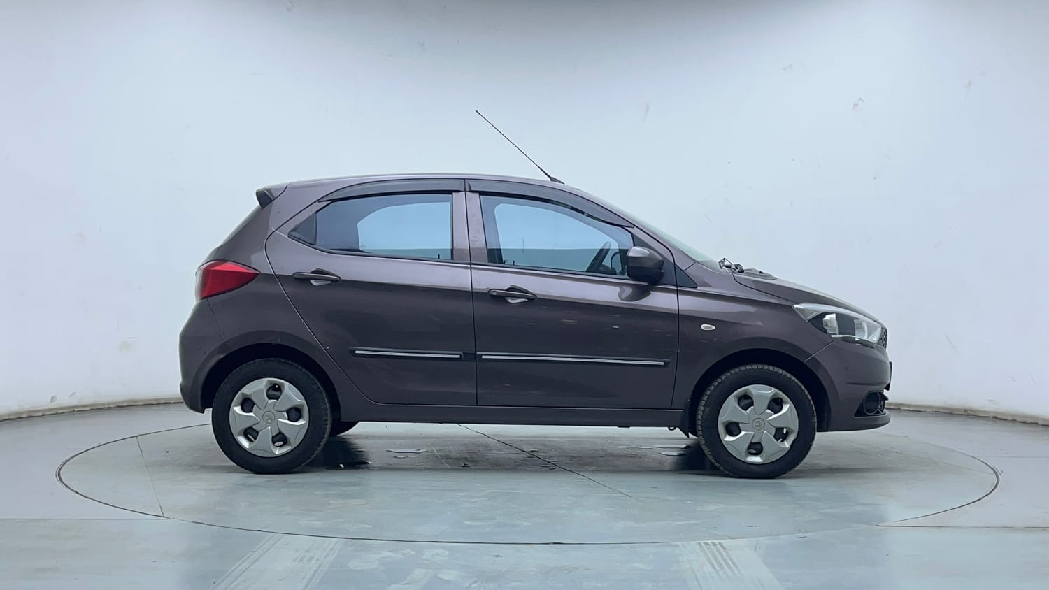 Used 2018 Tata Tiago Revotron XT Petrol Manual exterior RIGHT SIDE VIEW