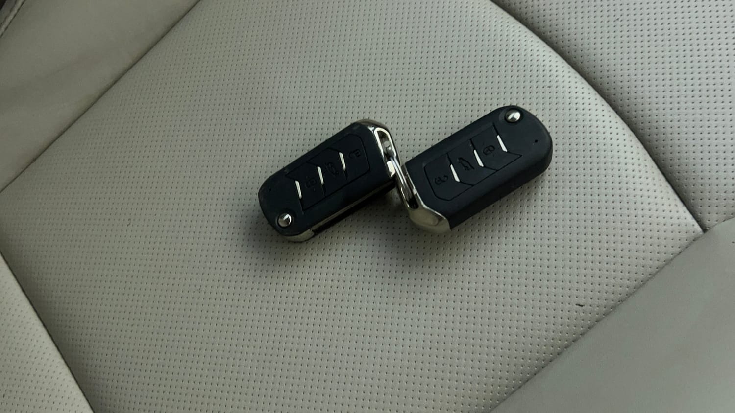 Used 2022 Mahindra XUV 300 W8 (O) 1.2 Petrol Petrol Manual extra CAR KEY VIEW