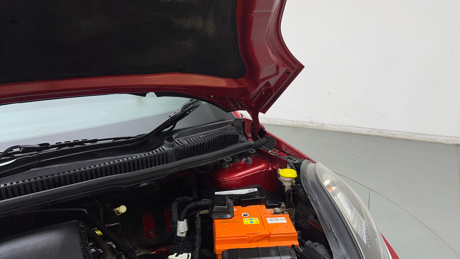 Used 2018 Tata Nexon XM Petrol Manual engine ENGINE LEFT SIDE HINGE & APRON VIEW