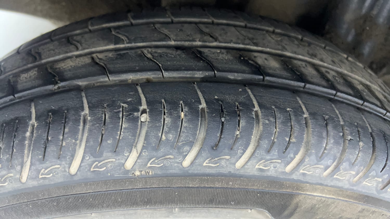 Used 2024 Renault Triber RXZ EASY-R AMT Petrol Automatic tyres RIGHT REAR TYRE TREAD VIEW