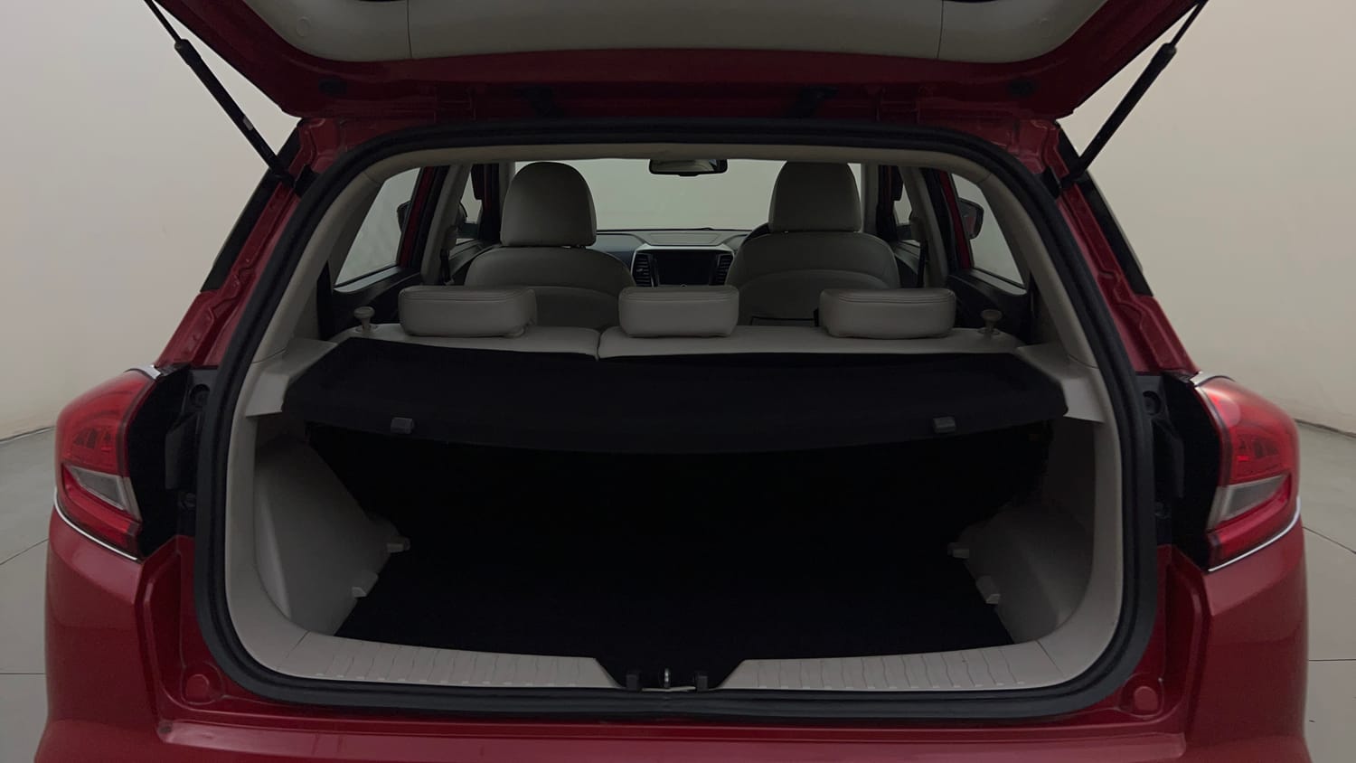 Used 2021 Mahindra XUV 300 W8 (O) 1.5 Diesel AMT Dual Tone Diesel Automatic interior DICKY INSIDE VIEW