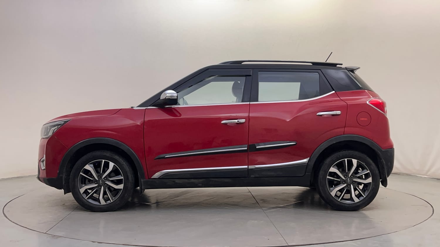 Used 2021 Mahindra XUV 300 W8 (O) 1.5 Diesel AMT Dual Tone Diesel Automatic exterior LEFT SIDE VIEW