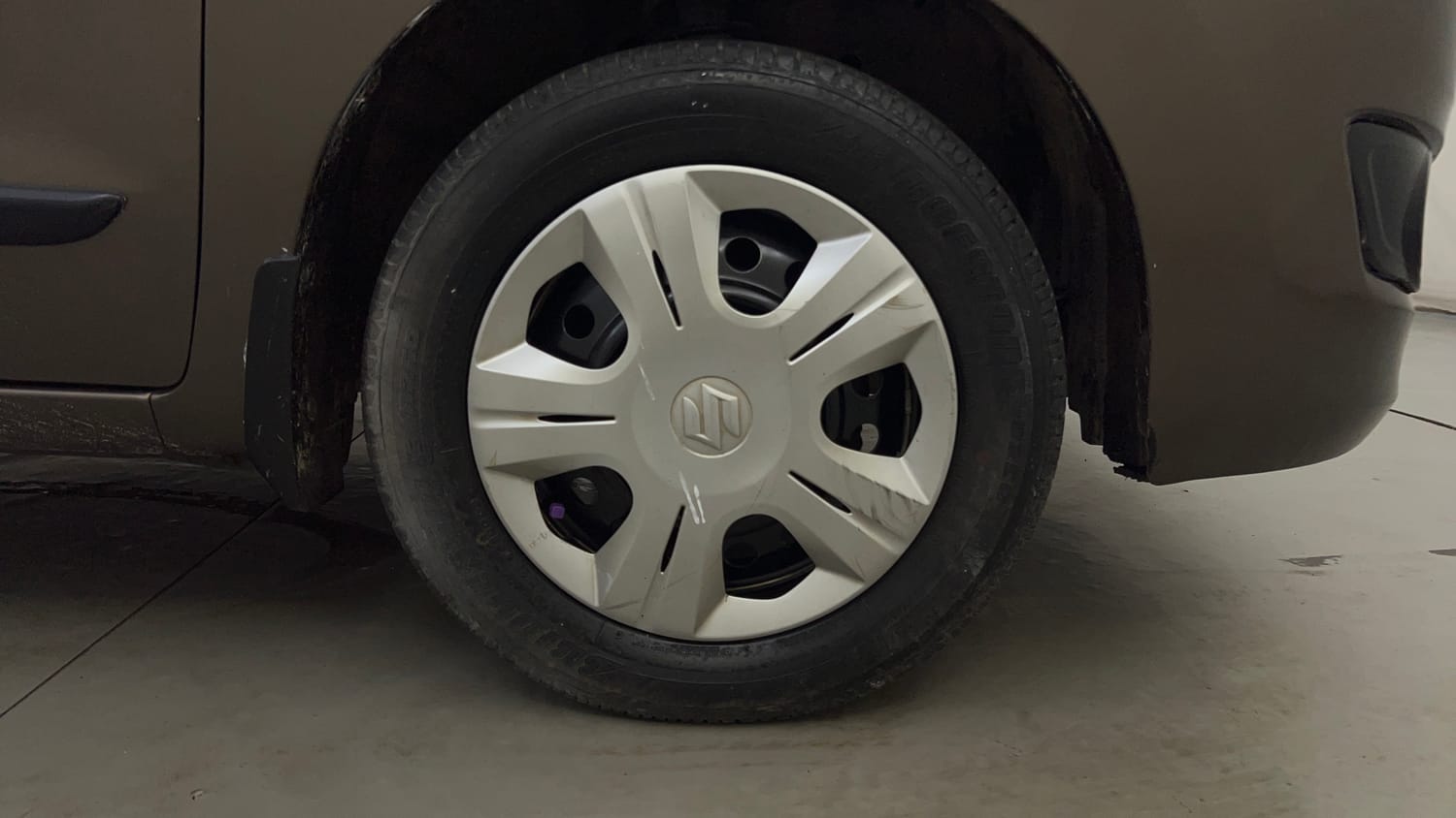 Used 2013 Maruti Suzuki Wagon R VXI Petrol Manual tyres RIGHT FRONT TYRE RIM VIEW
