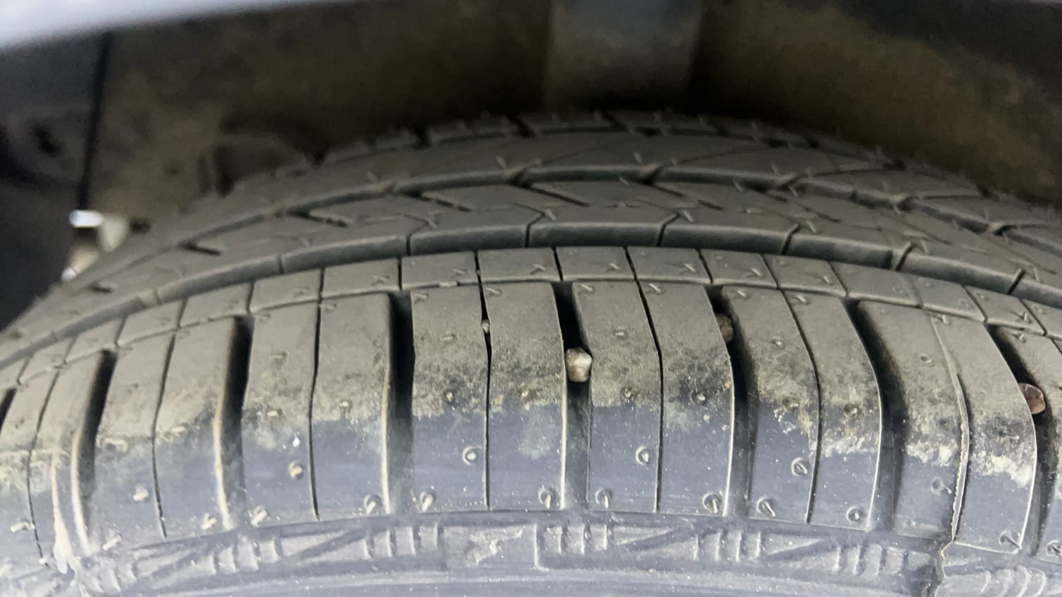 Used 2014 Hyundai Grand i10 Sportz AT 1.2 Kappa VTVT Petrol Automatic tyres RIGHT REAR TYRE TREAD VIEW
