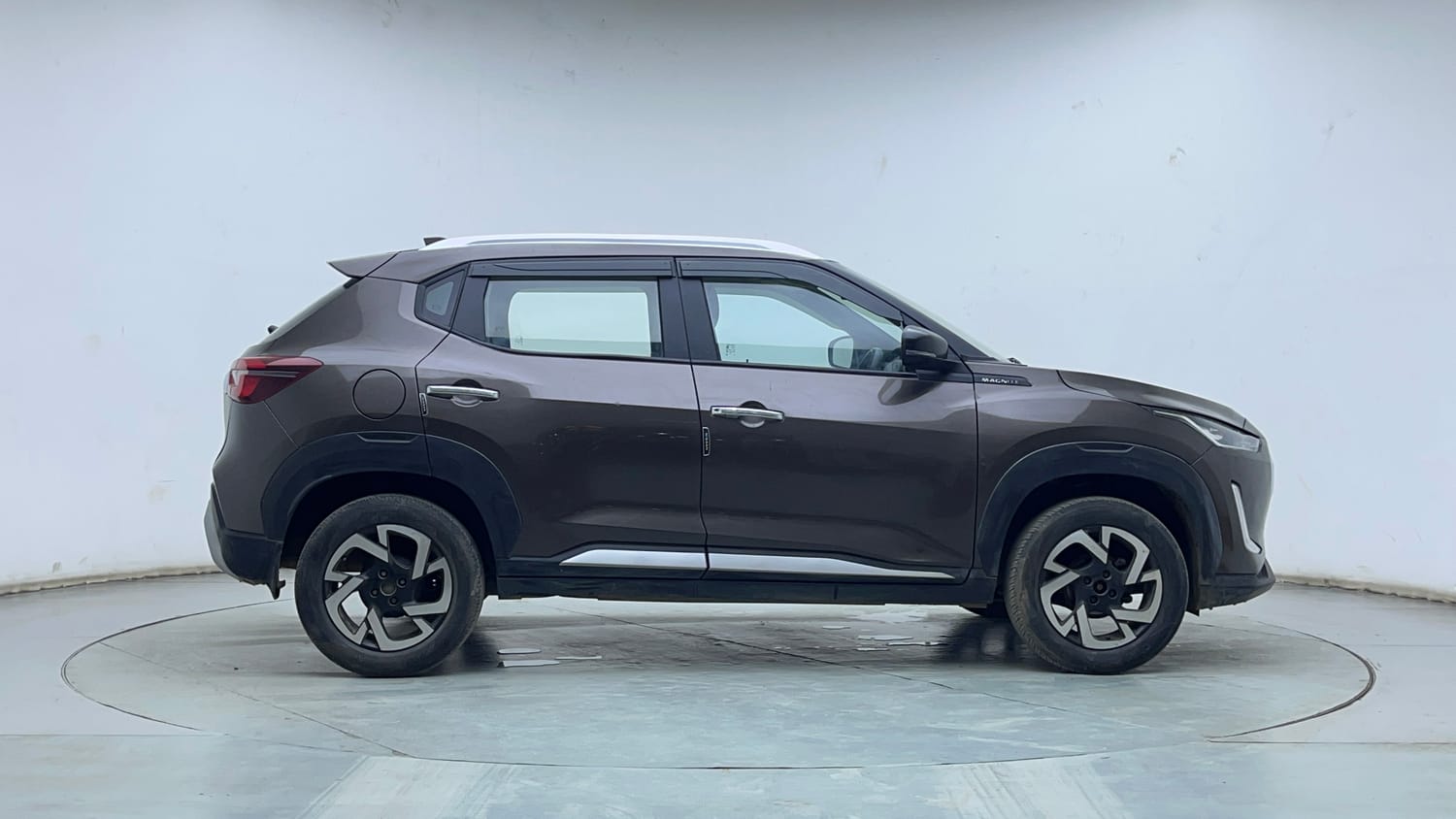 Used 2023 Nissan Magnite XV Petrol Manual exterior RIGHT SIDE VIEW