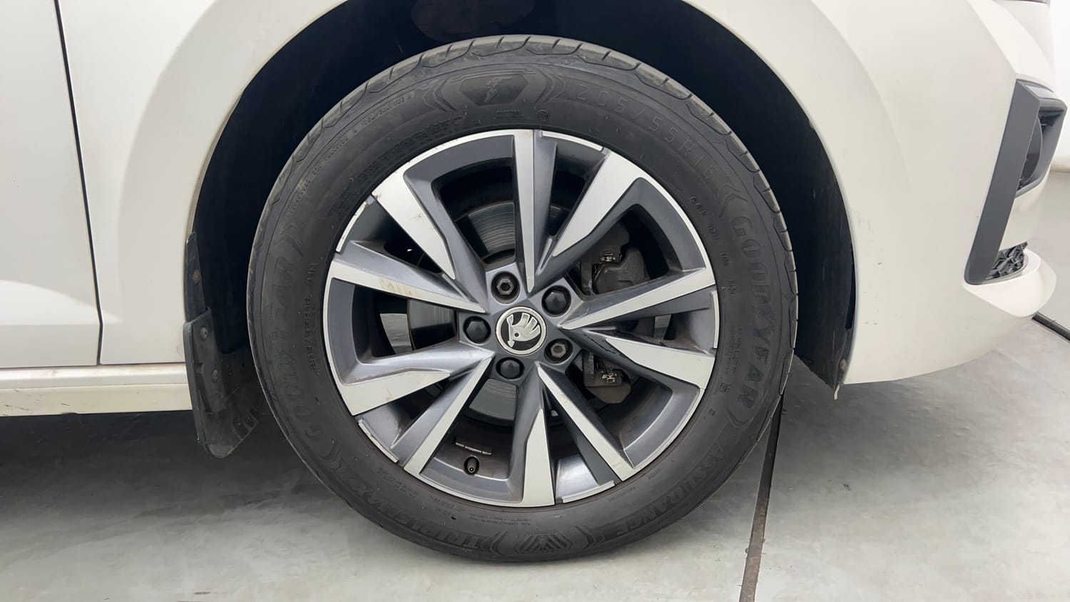 Used 2022 Skoda Slavia Style 1.0L TSI MT Petrol Manual tyres RIGHT FRONT TYRE RIM VIEW