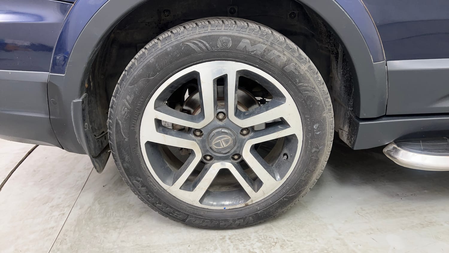 Used 2018 Tata Hexa XT 4x2 7 STR Diesel Manual tyres RIGHT REAR TYRE RIM VIEW