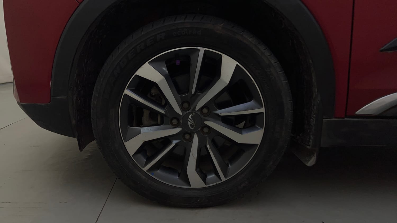 Used 2021 Mahindra XUV 300 W8 (O) 1.5 Diesel AMT Dual Tone Diesel Automatic tyres LEFT FRONT TYRE RIM VIEW