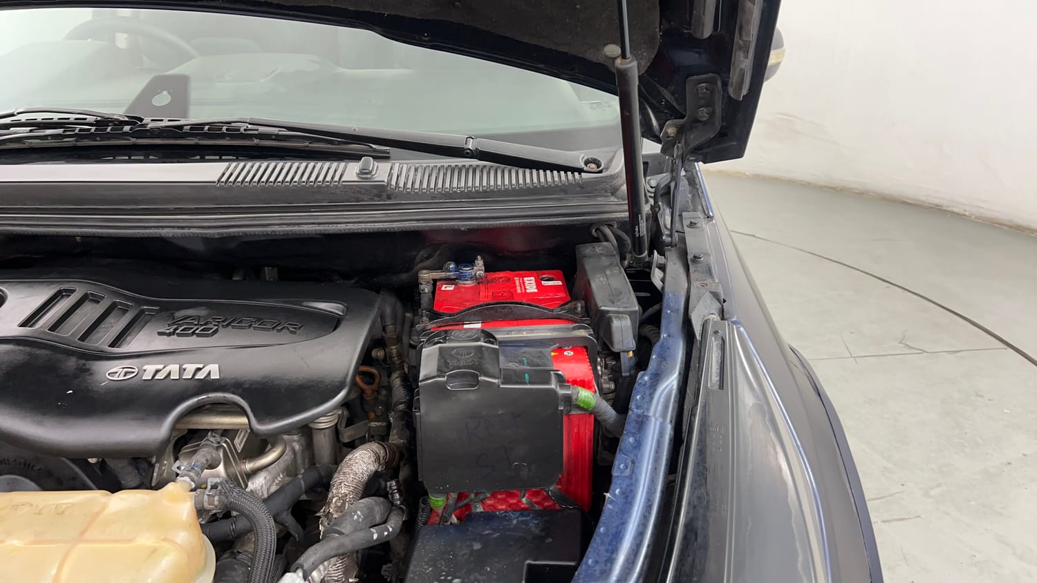 Used 2018 Tata Hexa XT 4x2 7 STR Diesel Manual engine ENGINE LEFT SIDE HINGE & APRON VIEW