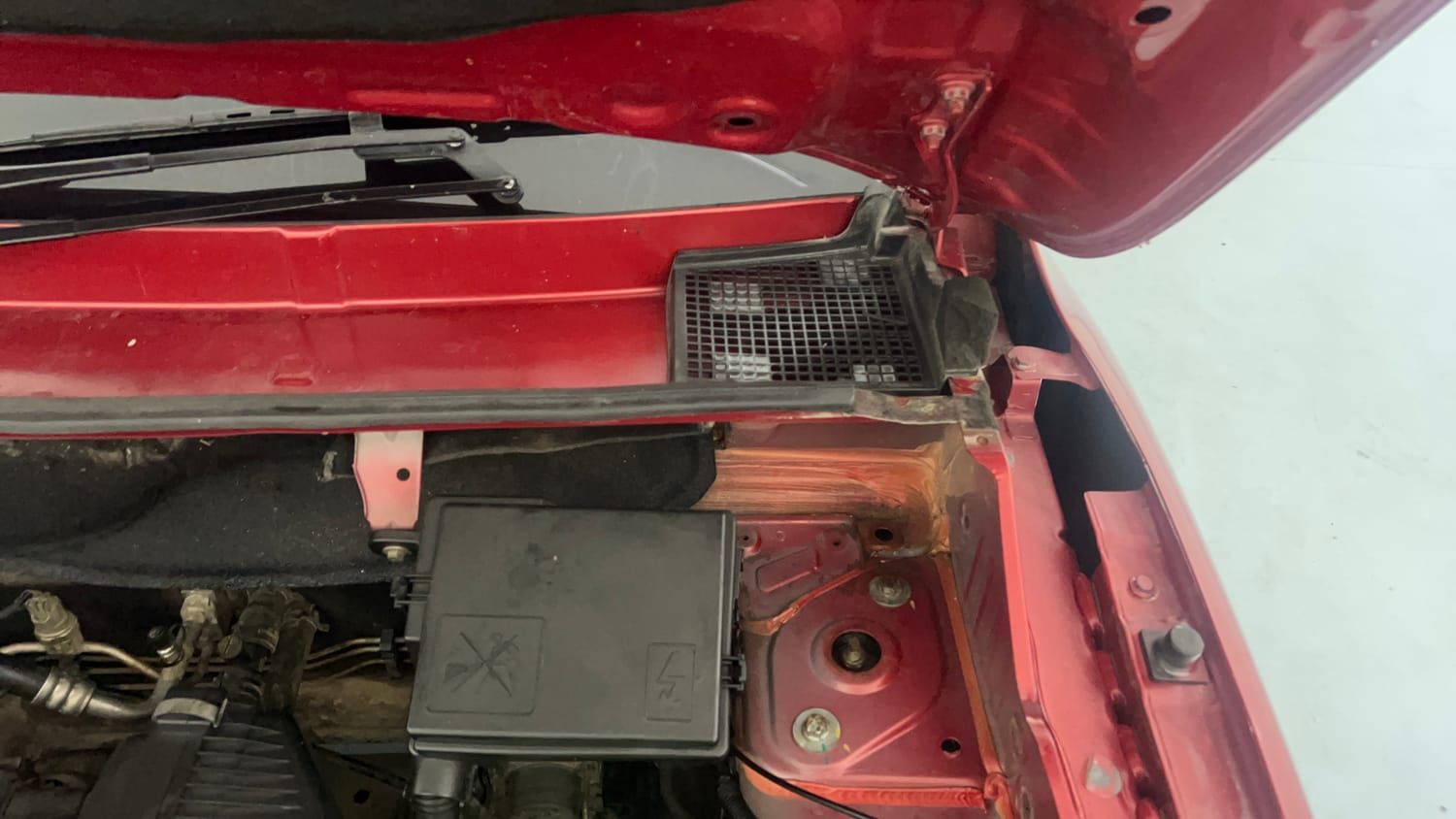 Used 2020 Renault Kwid RXL Petrol Manual engine ENGINE LEFT SIDE HINGE & APRON VIEW