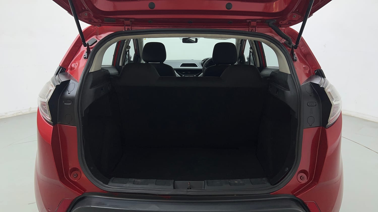 Used 2018 Tata Nexon XM Petrol Manual interior DICKY INSIDE VIEW