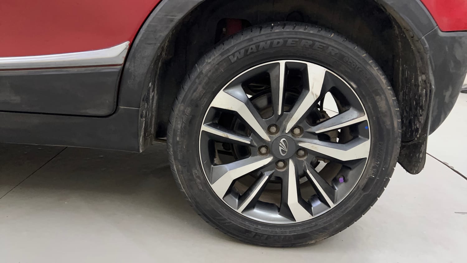 Used 2021 Mahindra XUV 300 W8 (O) 1.5 Diesel AMT Dual Tone Diesel Automatic tyres LEFT REAR TYRE RIM VIEW