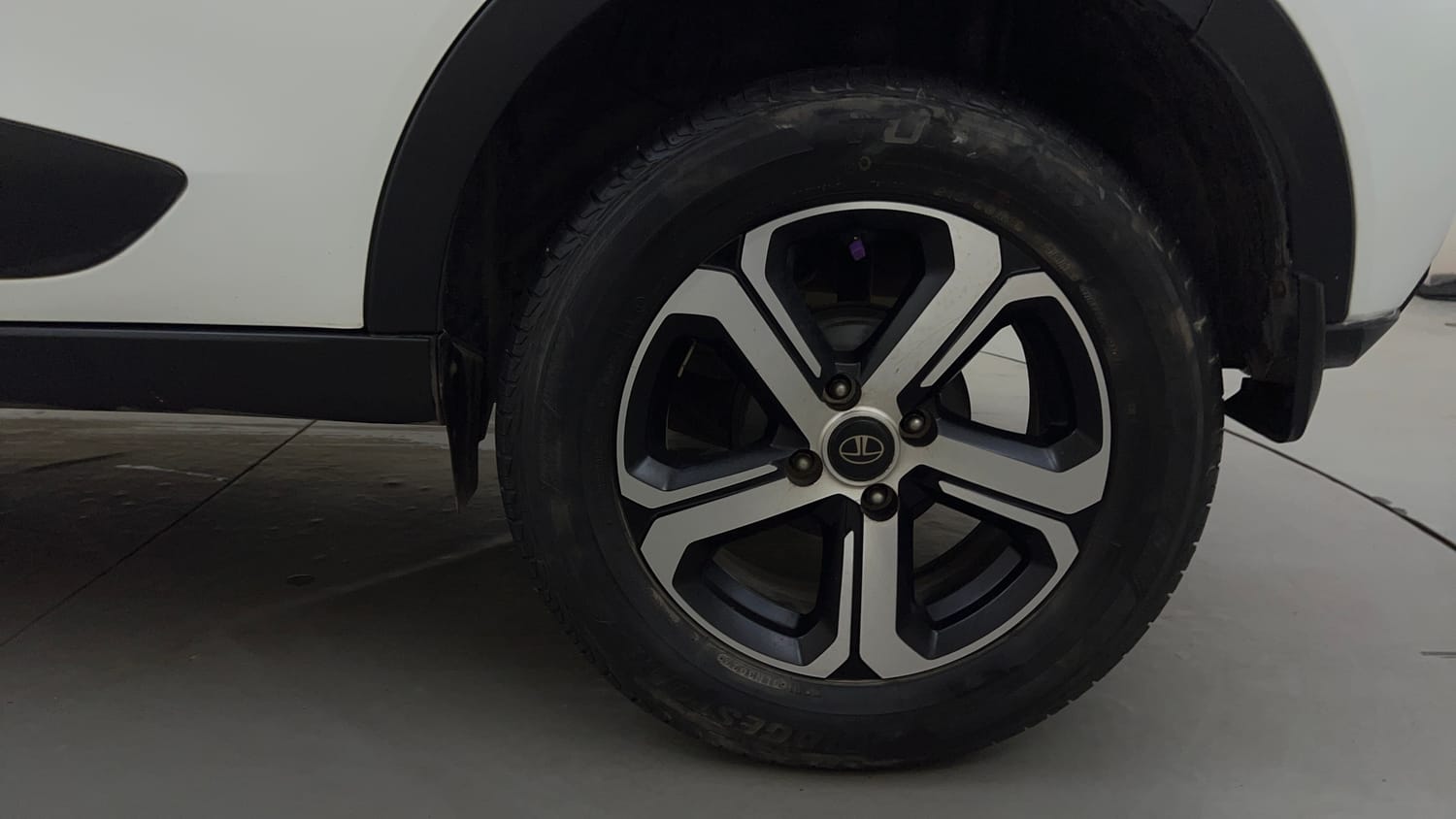 Used 2022 Tata Nexon XZA Plus (Premium) Petrol Automatic tyres LEFT REAR TYRE RIM VIEW