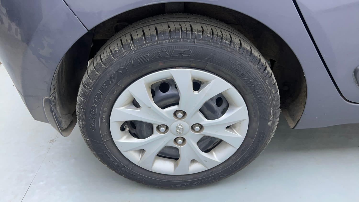 Used 2014 Hyundai Grand i10 Sportz AT 1.2 Kappa VTVT Petrol Automatic tyres RIGHT REAR TYRE RIM VIEW
