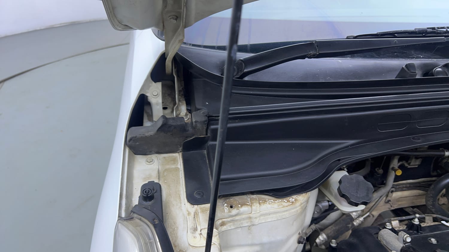 Used 2019 Hyundai Creta EX 1.6 Petrol Petrol Manual engine ENGINE RIGHT SIDE HINGE & APRON VIEW