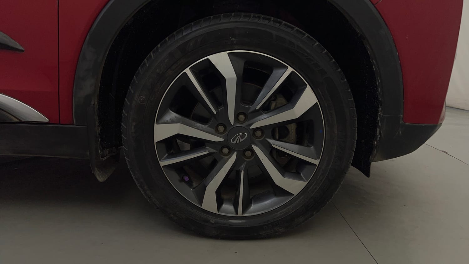 Used 2021 Mahindra XUV 300 W8 (O) 1.5 Diesel AMT Dual Tone Diesel Automatic tyres RIGHT FRONT TYRE RIM VIEW