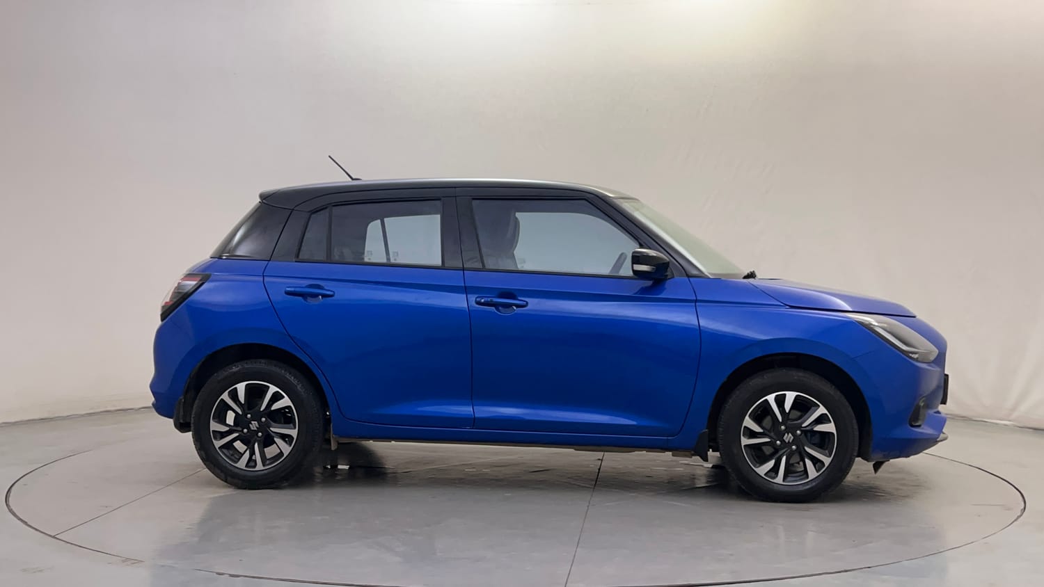 Used 2025 Maruti Suzuki Swift ZXi Plus Dual Tone AMT Petrol Automatic exterior RIGHT SIDE VIEW