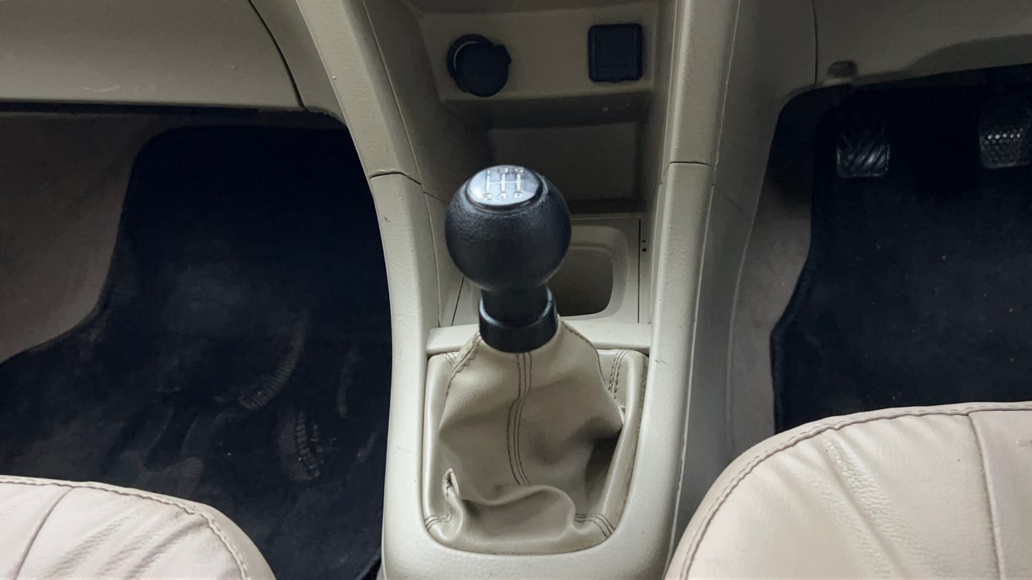 Used 2016 Maruti Suzuki Swift Dzire VXI Petrol + CNG (Outside Fitted) Cng Manual interior GEAR  KNOB VIEW