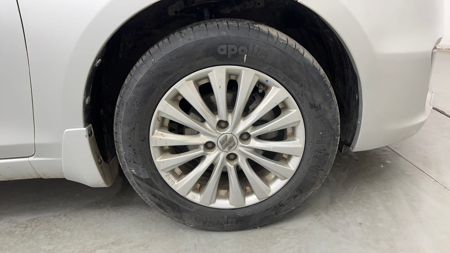 Used 2015 Maruti Suzuki Ciaz ZXi  AT Petrol Automatic tyres RIGHT FRONT TYRE RIM VIEW